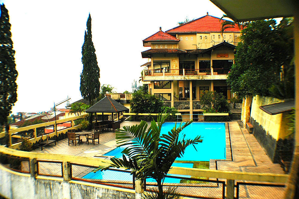 Foresta Inn Family Resort Prigen Zewnętrze zdjęcie